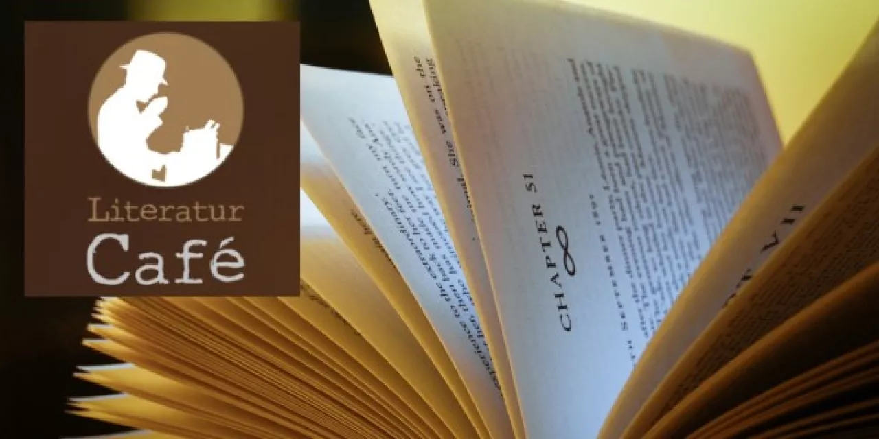 Ein aufgeschlagenes Buch von der Seite. Oben links das Logo des Literatur-Cafés.