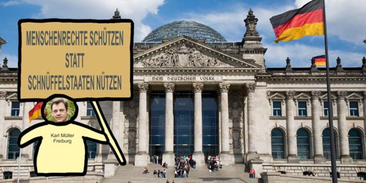 Collage: Der deutsche Bundestag. Davor eine Grafik einer Figur mit padeluuns Kopf. Er hält ein Schild in der Hand: „Menschenrecht schützen statt Schnüffelstaaten nützen“.