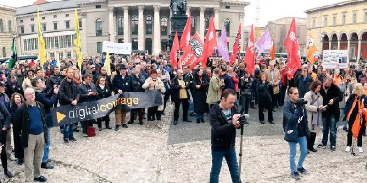 Sehr viele Demonstrant.innen mit Flaggen und Bannern.