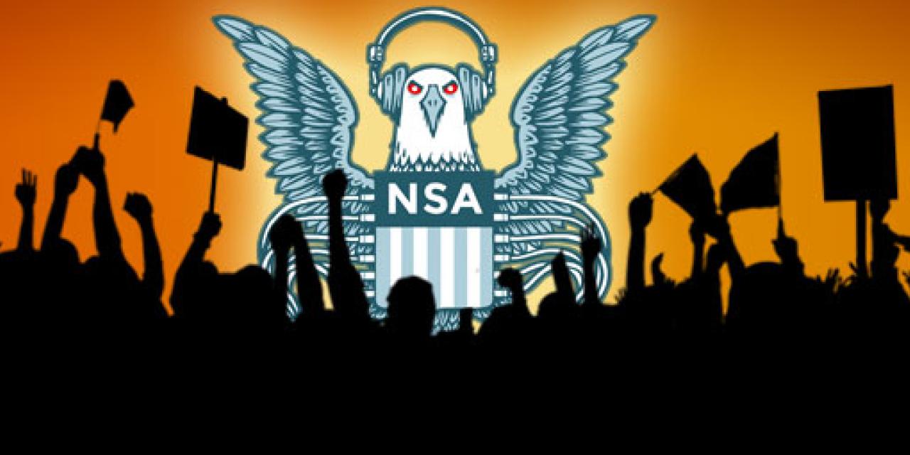 Grafik: Ein Adler mit Kopfhörern und einem NSA-Schild. Davor die Silhouette einer jubelnden Menschenmenge.