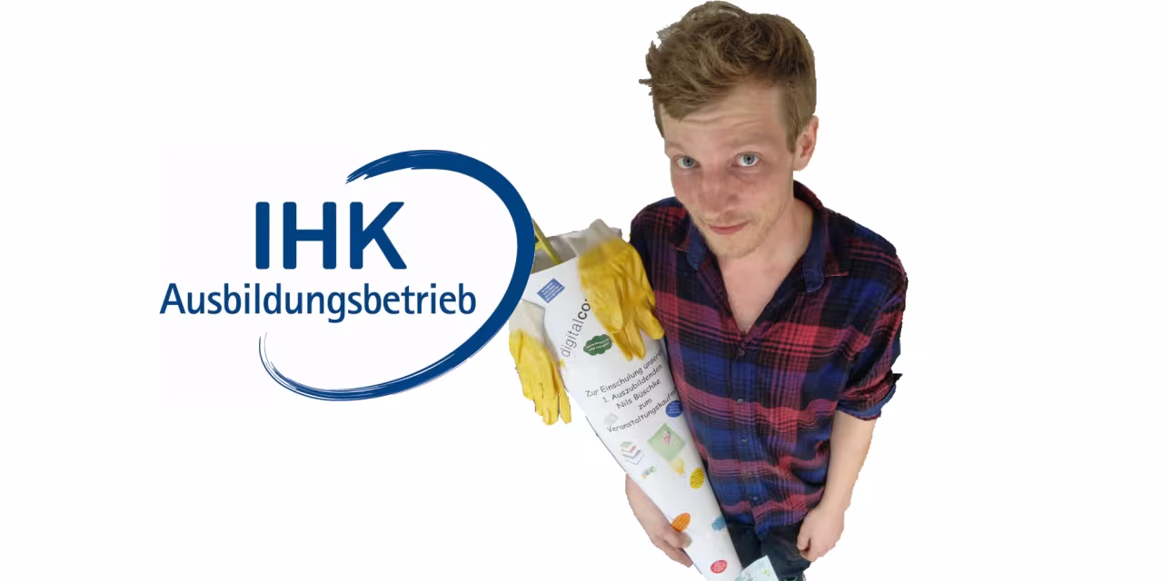 Nils Büsche mit einer Schültüte (freigestellt). Daneben das Logo der IHK.