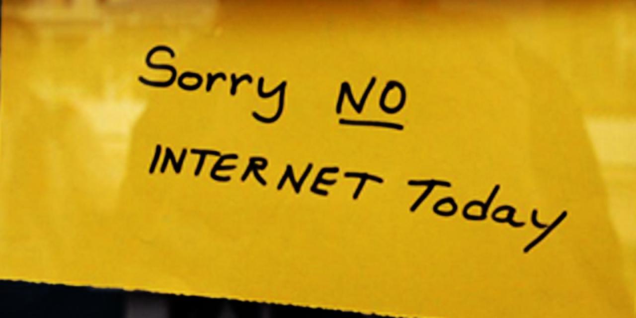 Zettel in einem Fenster: "Sorry, no internet today".