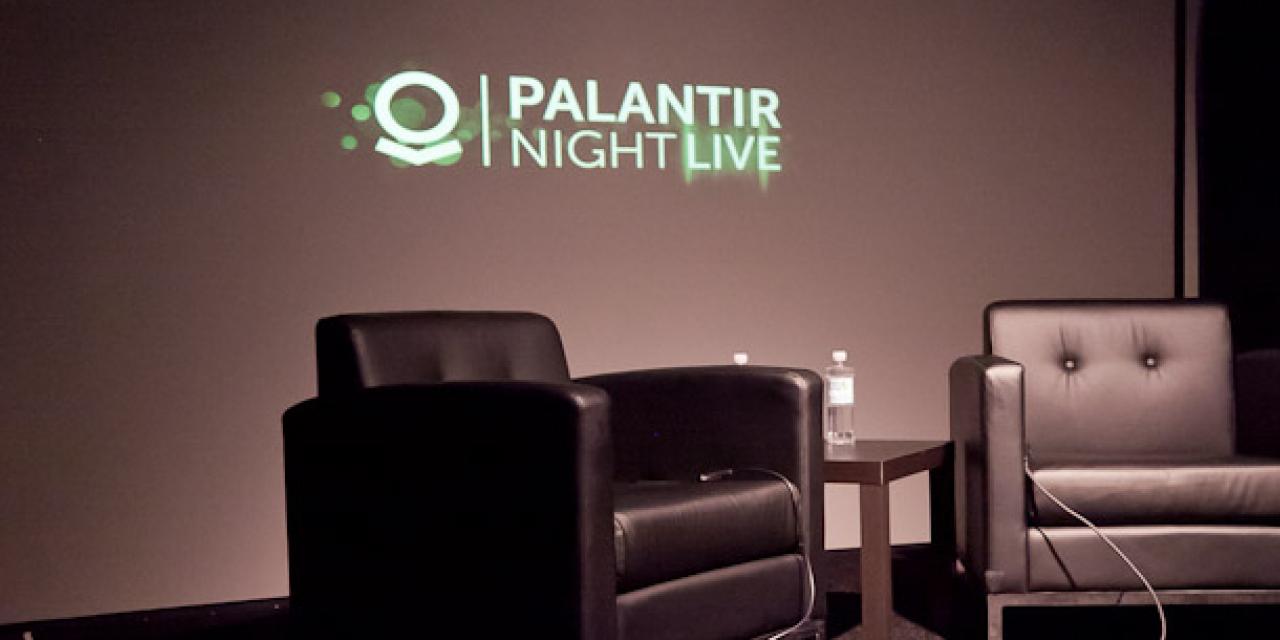 Ein Podium mit zwei schwarzen Sesseln. Im Hintergrund ein Logo "Plantir Night Life".