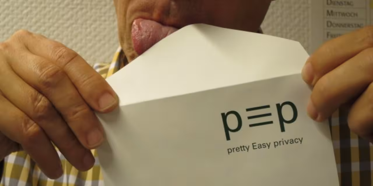 Detailaufnahme eines Briefes, der von einer Person zugeklebt wird.