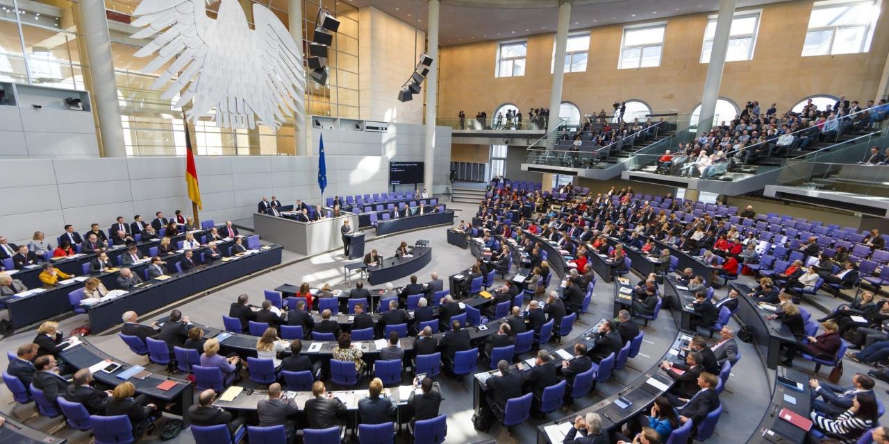 Plenarsaal des Deutschen Bundestags von innen (Vogelperspektive).