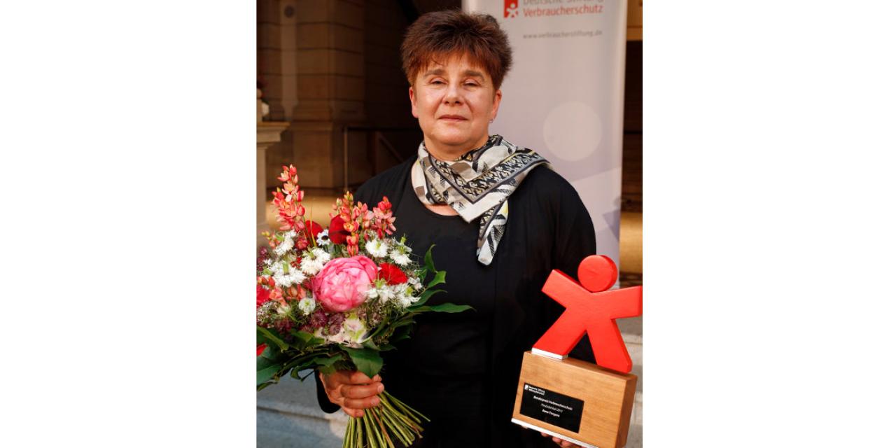 Rena Tangens mit einem Blumenstrauß und dem Verbraucherschutzpreis.