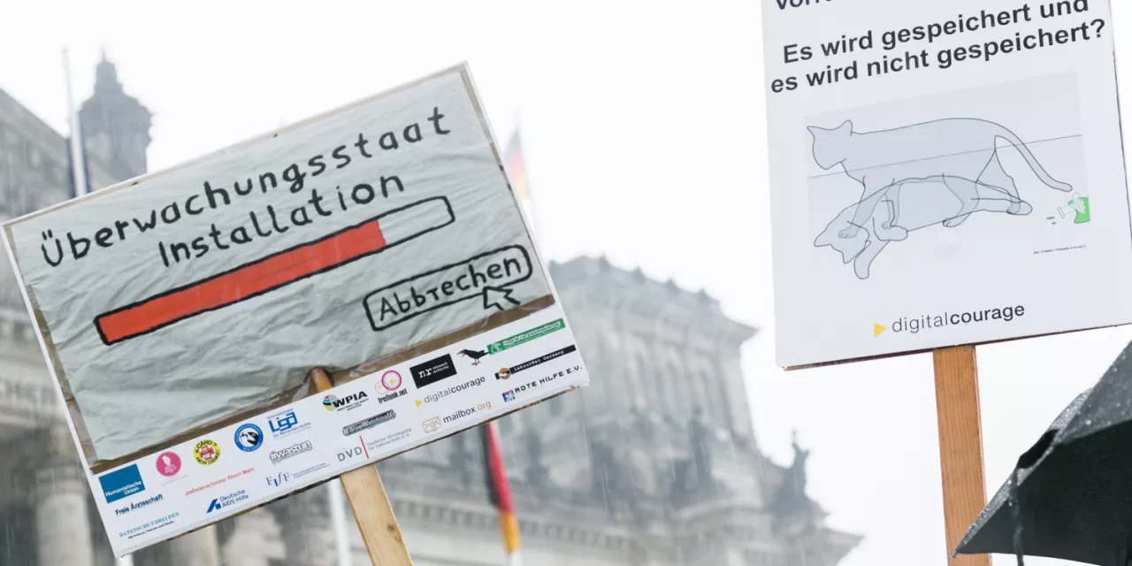 Demoschilder auf der Kundgebung gegen die VDS.