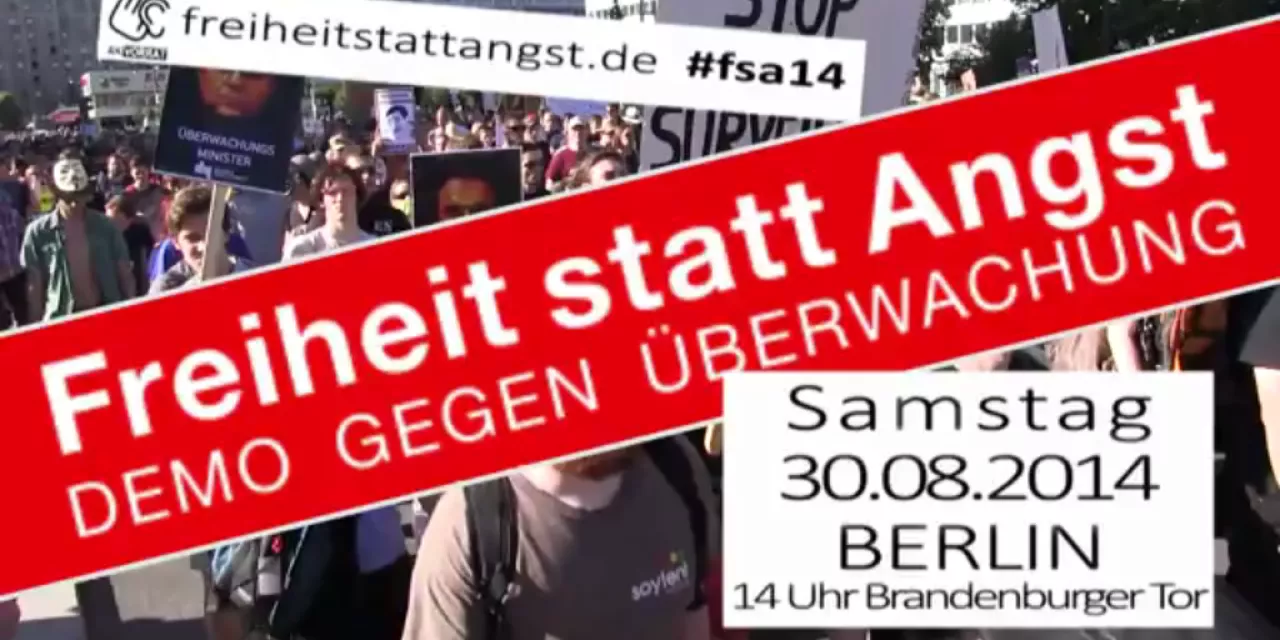Demonstration vieler Menschen mit Banner Freiheit statt Angst