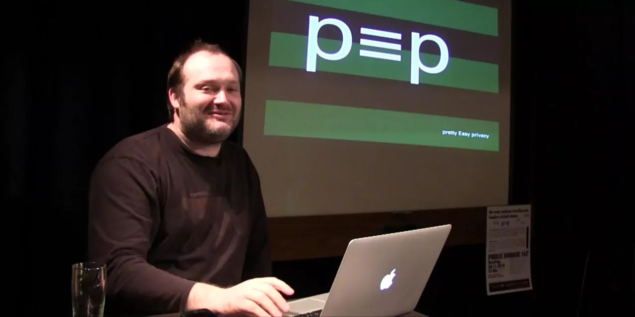 Volker Birk an einem Laptop.