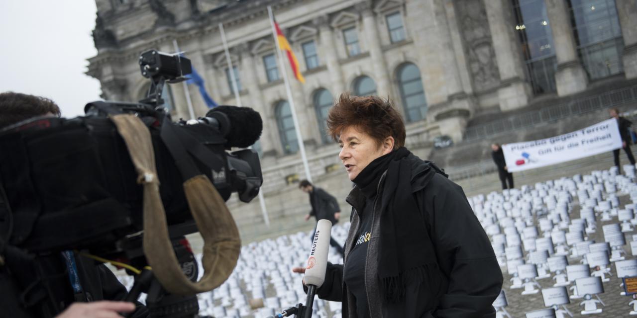 Rena Tangens wird vor dem Reichstagsgebäude von Reuters interviewt.