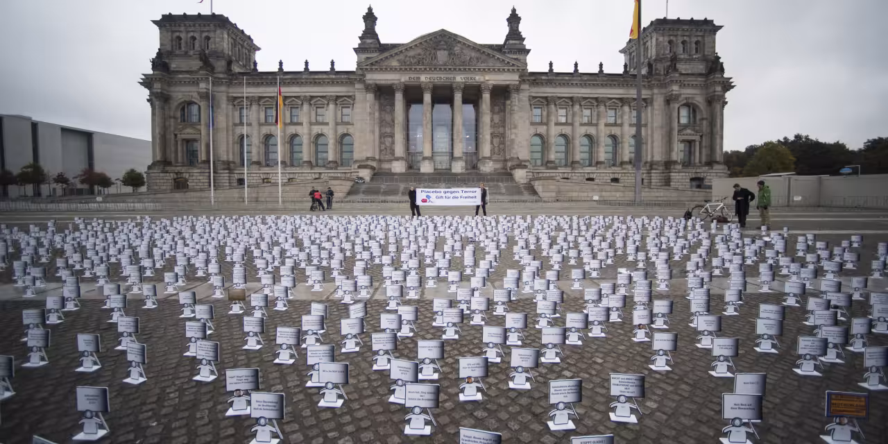 1000 kleine Protestfiguren vor dem Belriner Reichstaggebäude.