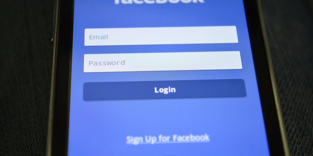 Ein Facebook-Login-Screen auf einem Smartphone.