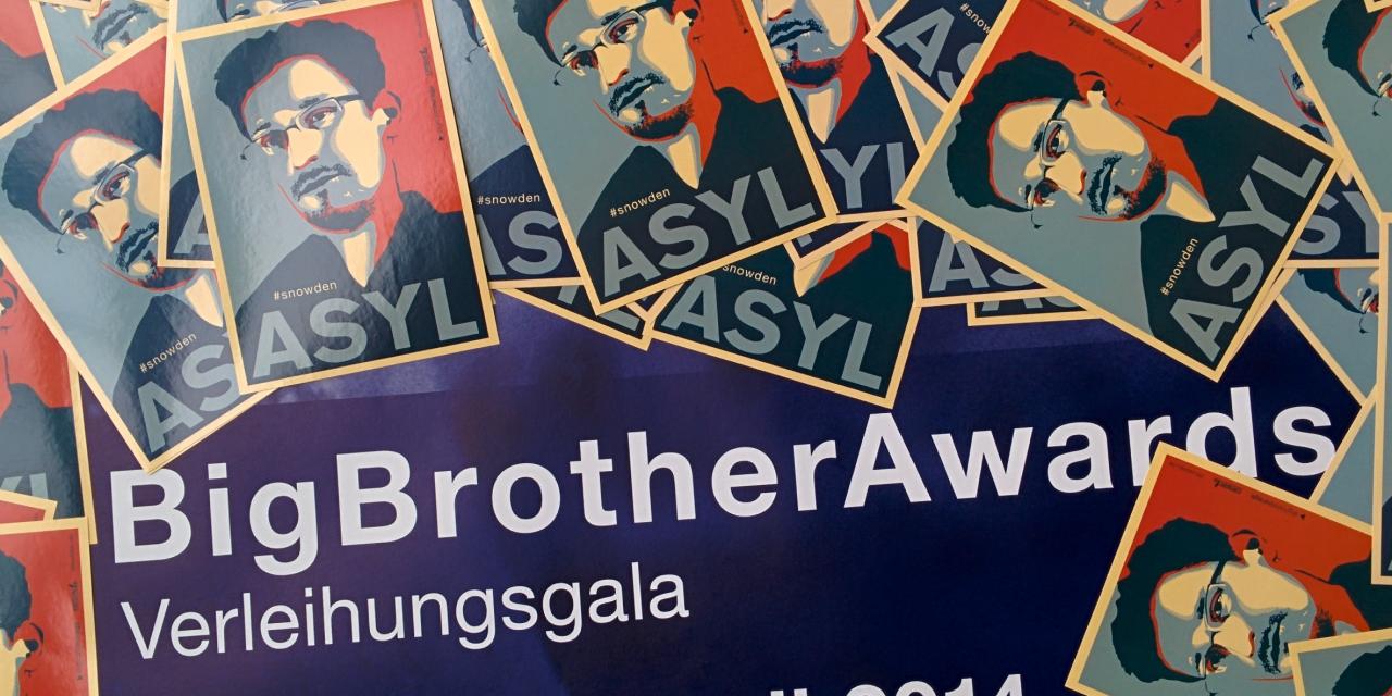 Ein BigBrotherAwards-Plakat zugeklebt mit ganz vielen Edward-Snowden-Asyl-Aufklebern.