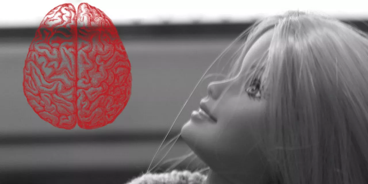 Collage: Ein schwarz-weiß Foto von einer Barbie, die noch oben schaut. In ihrer Blickrichtung die Grafik eines Gehirns im Querschnitt (rot).