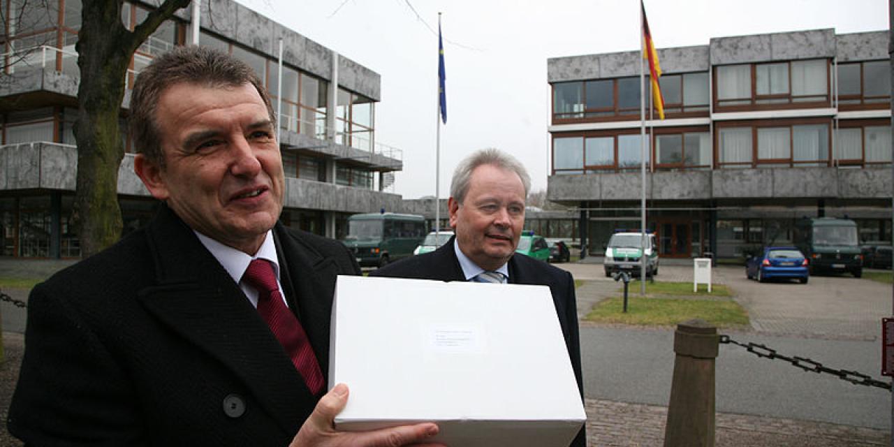 RA Meinhard Starostik und Steuerberater Heinz Raschdorf mit den ersten Sammelbeschwerden zur Vorratsdatenspeicherung zum Bundesverfassungsgericht