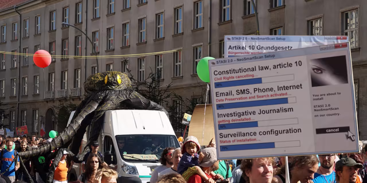 Demozug mit der Datenkrake auf einem Transporter und vielen Demonstrant.innen.