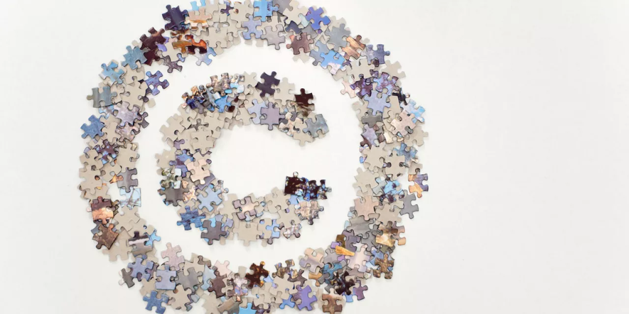Das Copyright-Zeichen aus Puzzle-Teilen gelegt.