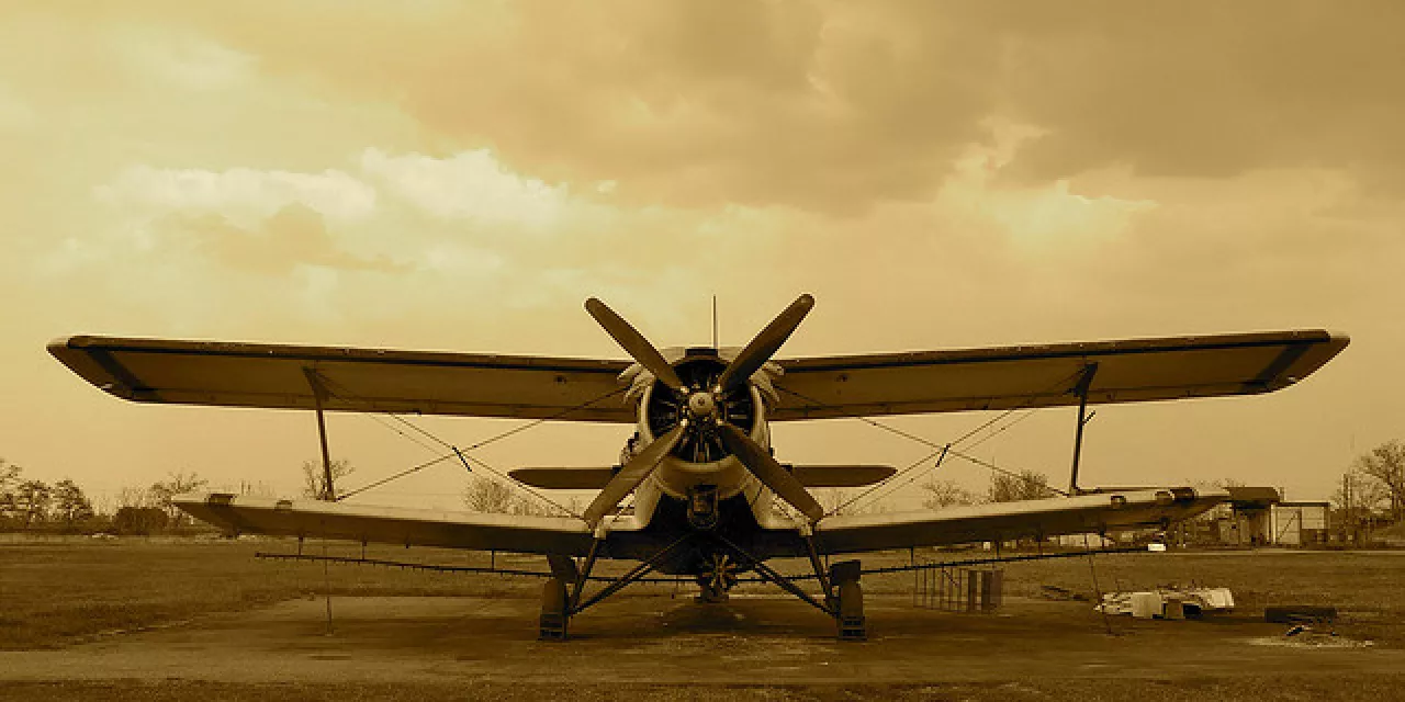 Ein Doppeldecker in der Frontansicht (in sepia).