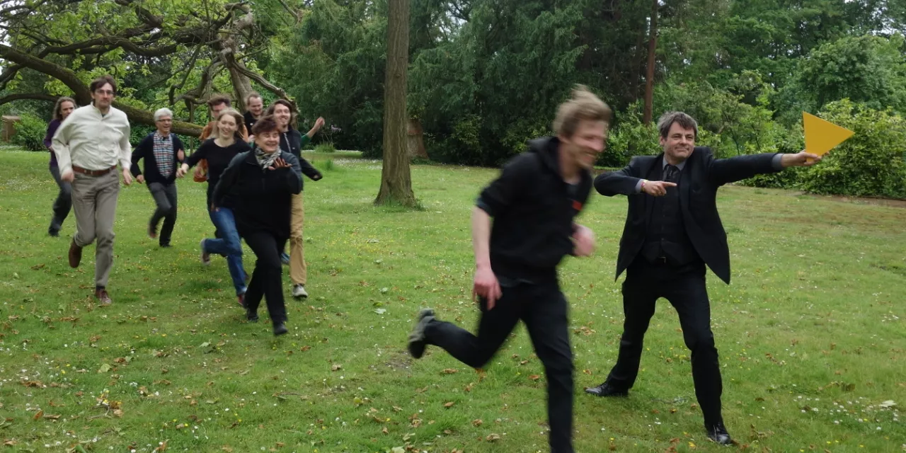 Teile des Digitalcourage-Teams laufen über eine Wiese.