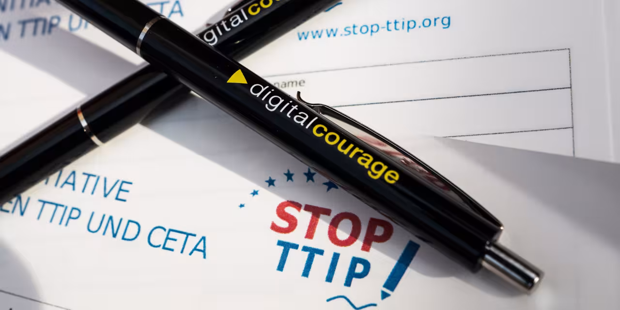 Zwei Kugelschreiber auf einem Ausdruck zu "Stop TTIP".