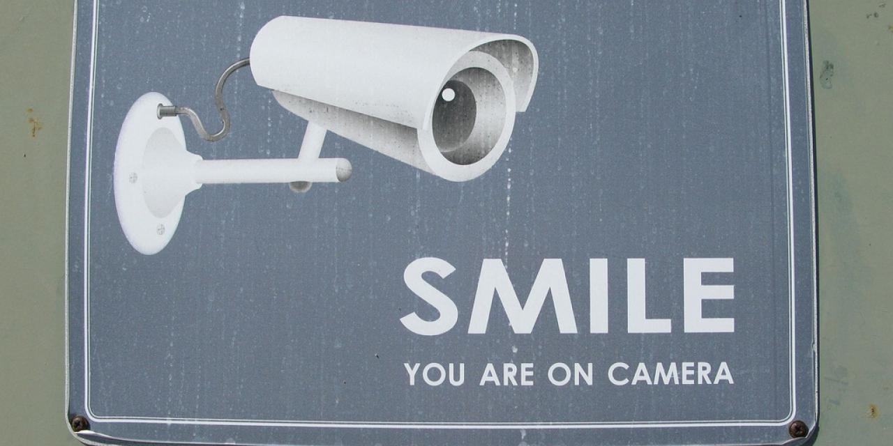Schild mit einer Überwachungskamera und dem Text: "Smile! You are on camera!"