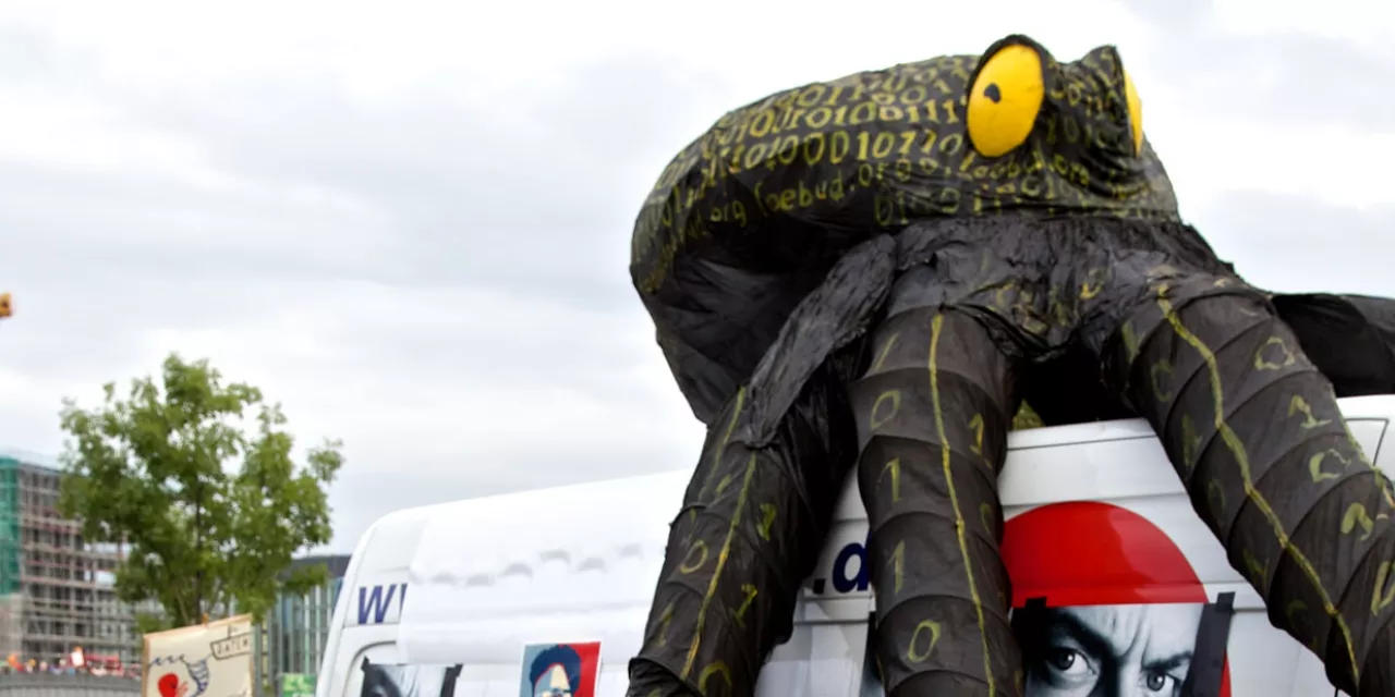 Aktivist.innen mit der Datenkrake, die auf einem Transporter bei der Demo mitfährt.
