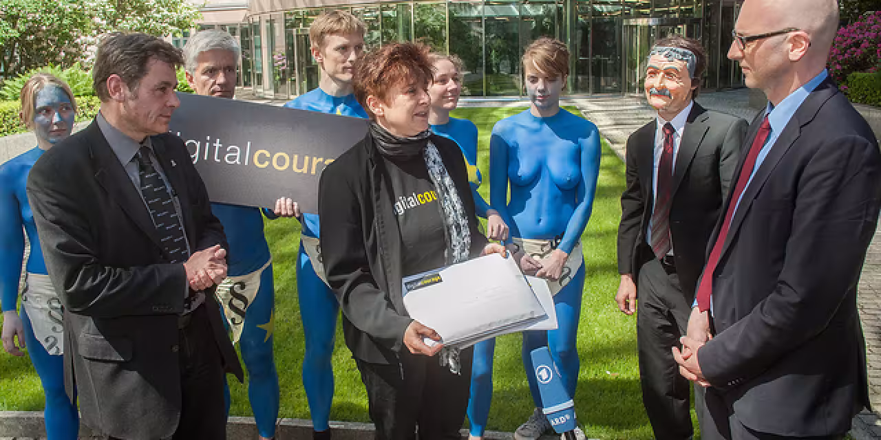 Rena Tangens und padeluun von Digitalcourage übergeben Dr. Rainer Stentzel vom Innenministerium unseren Offenen Brief und die Protest-Unterschriften.