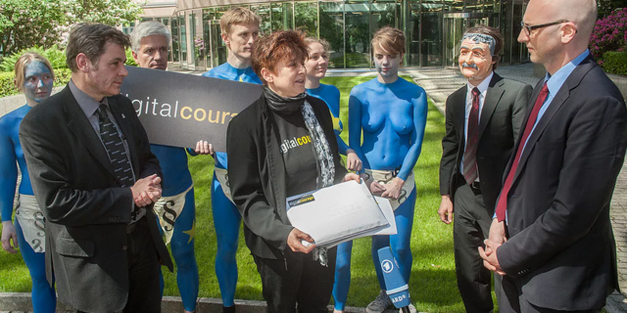 Rena Tangens und padeluun von Digitalcourage übergeben Dr. Rainer Stentzel vom Innenministerium unseren Offenen Brief und die Protest-Unterschriften.
