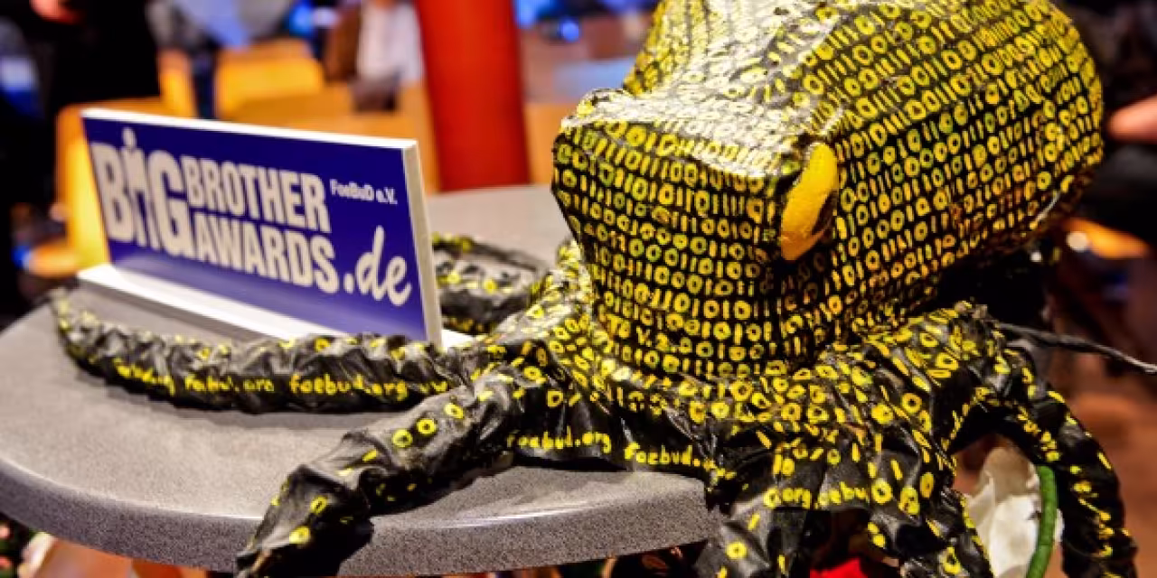 Die Datenkrake auf einem Tisch. Daneben ein Aufsteller mit dem Logo der BBAs.