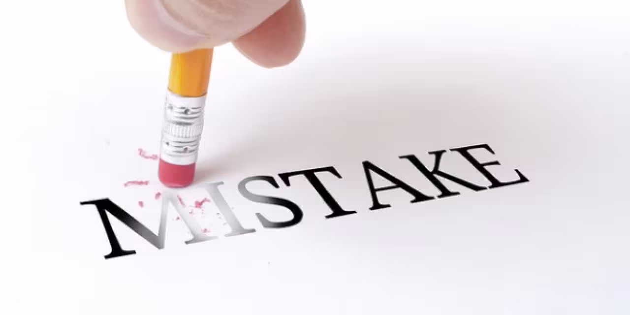 Ein Radiergummi, das das Wort "Mistake" wegradiert.