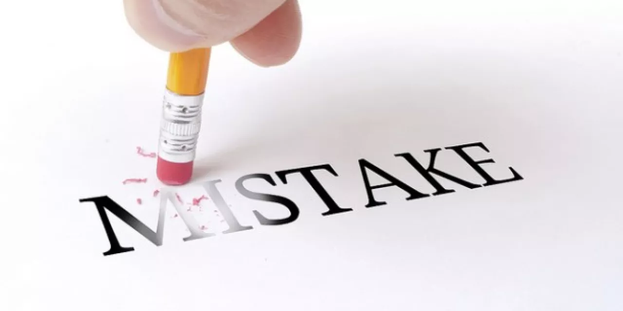 Ein Radiergummi, das das Wort "Mistake" wegradiert.