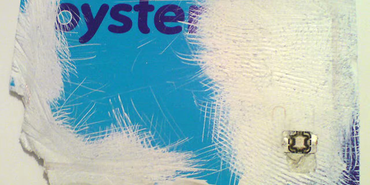 Eine sehr zerstörte Oystercard mit sichtbarem Chip.
