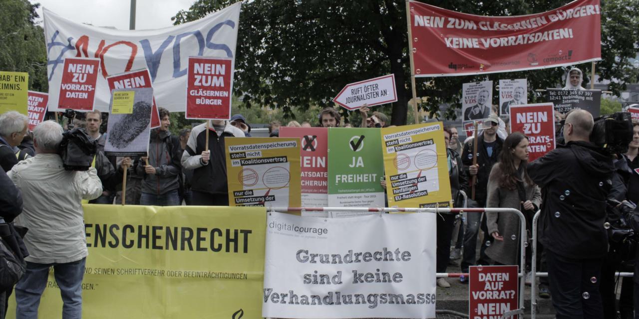Aktivist.innen mit diversen Bannern auf einer VDS-Demo.