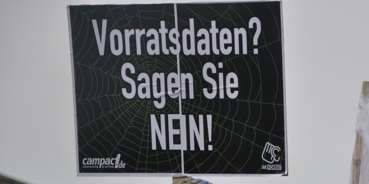 Ein Demoschild mit dem Text: „Vorratsdaten? Sagen Sie NEIN!“