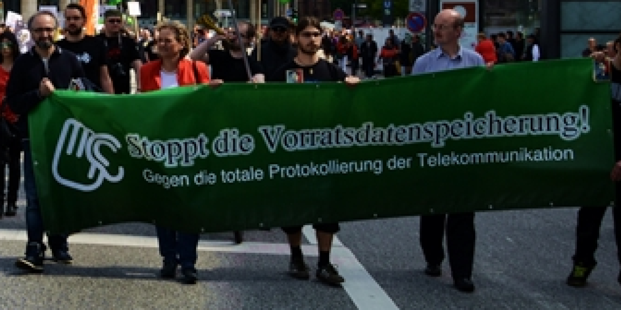Demonstrant.innen einem riesigen „Stoppt die Vorratsdatenspeicherung“-Banner.