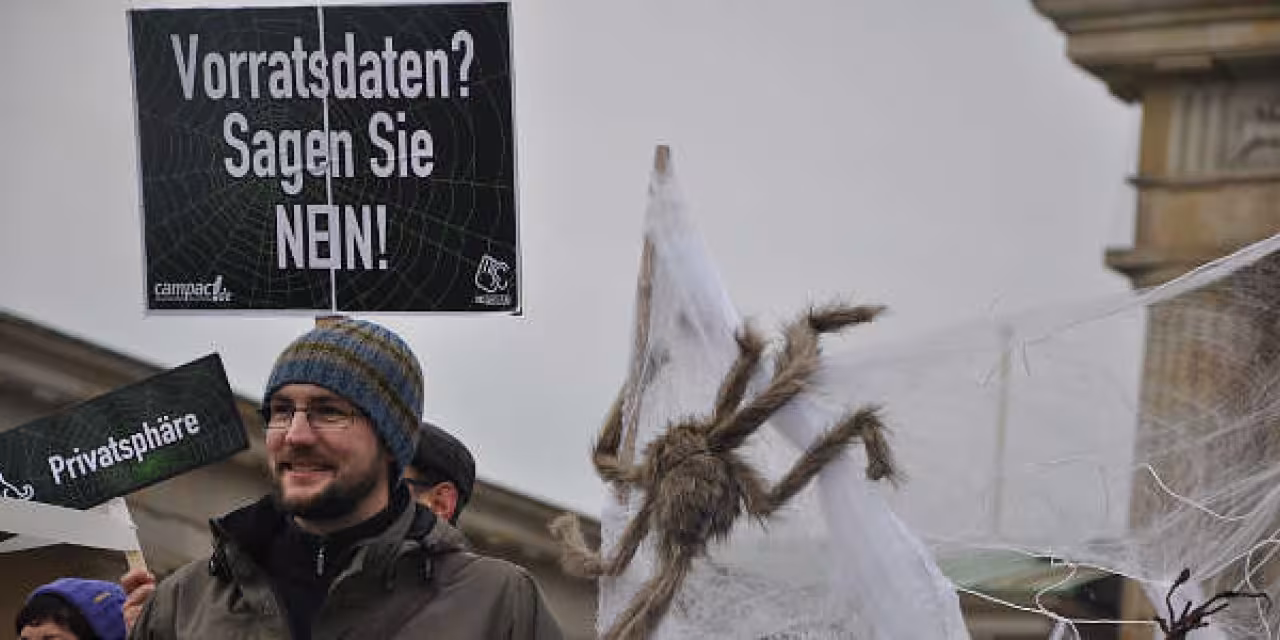 Ein Plakat mit der Aufschrift: "Vorratsdaten? Sagen Sie NEIN!"