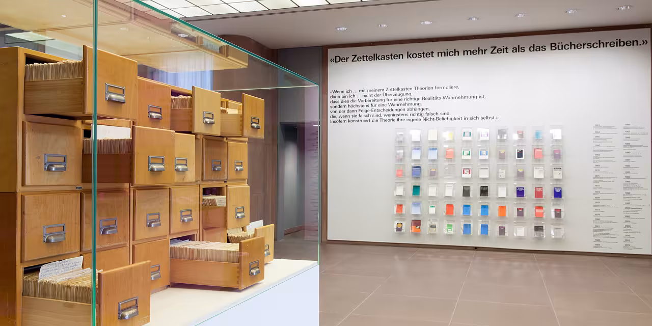 Ein Zettelkasten hinter einer Vitrine.