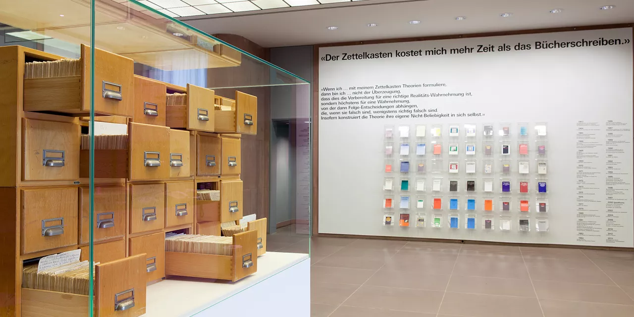 Ein Zettelkasten hinter einer Vitrine.