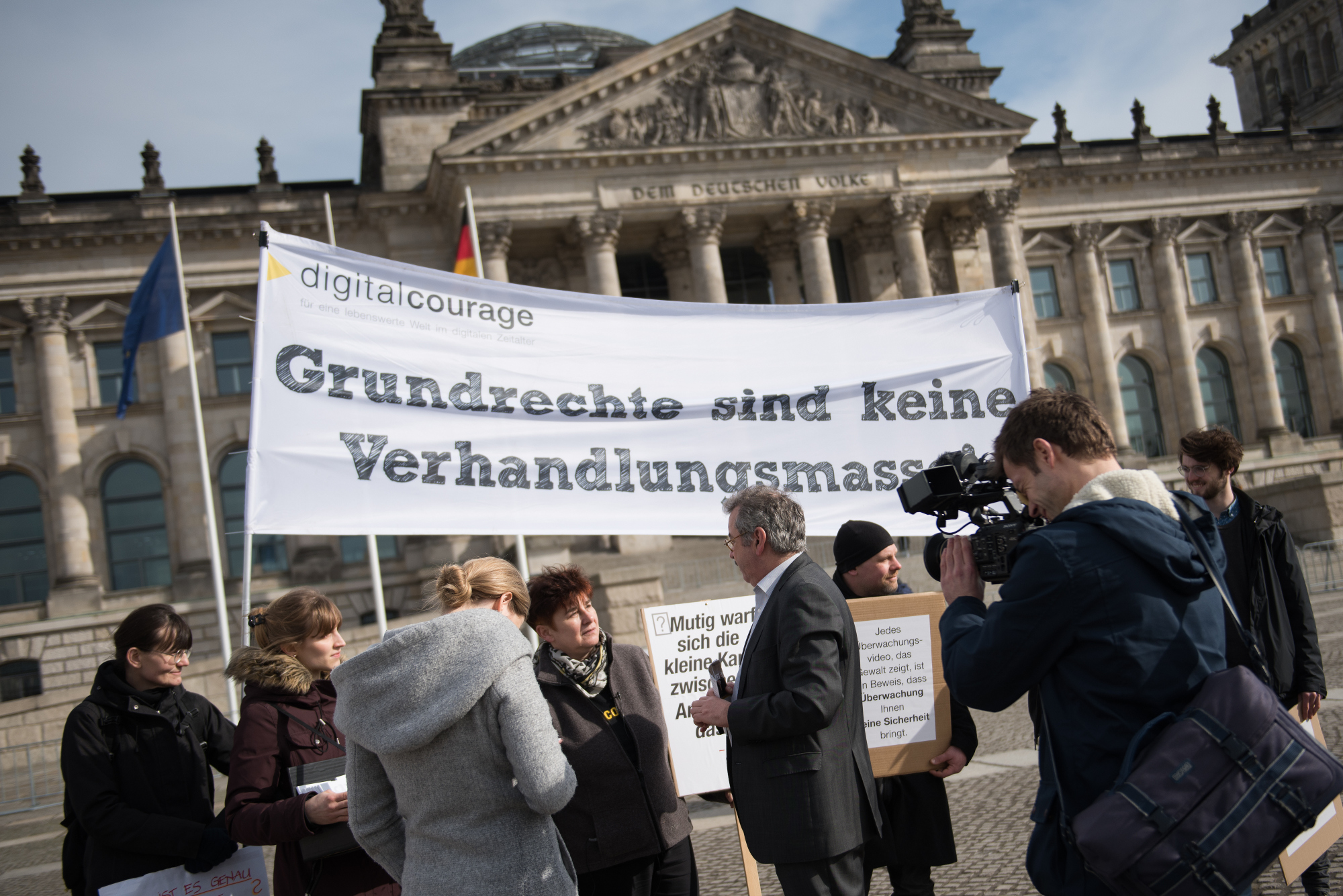 Bild: Demonstrierende von Digitalcourage vor dem Reichstag, im Gespräch mit Politiker.innen